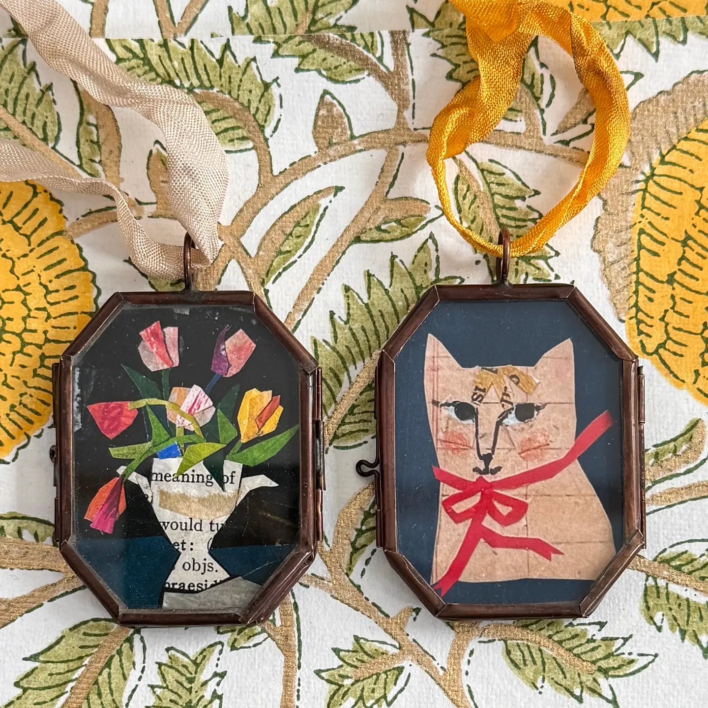 Hanging Locket - Tulips En Urn