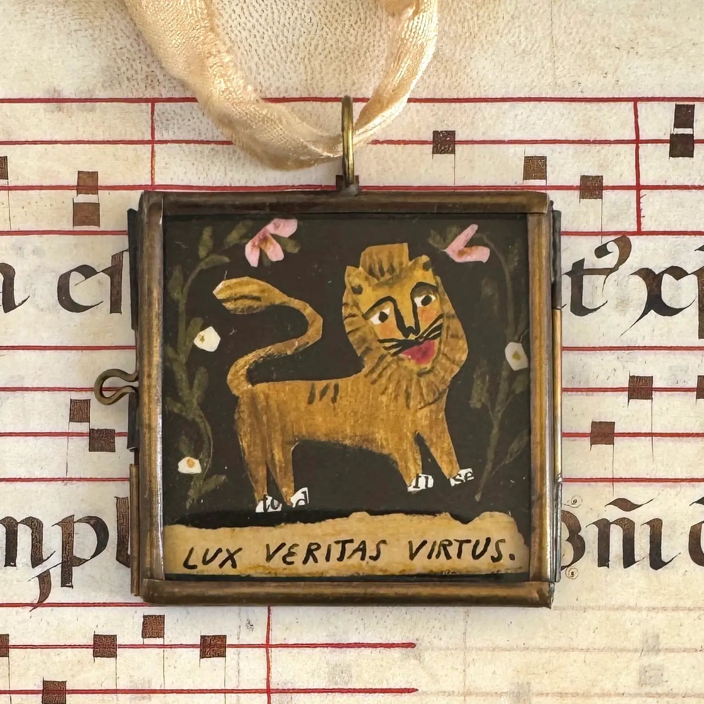 Hanging Locket - Lux Lion