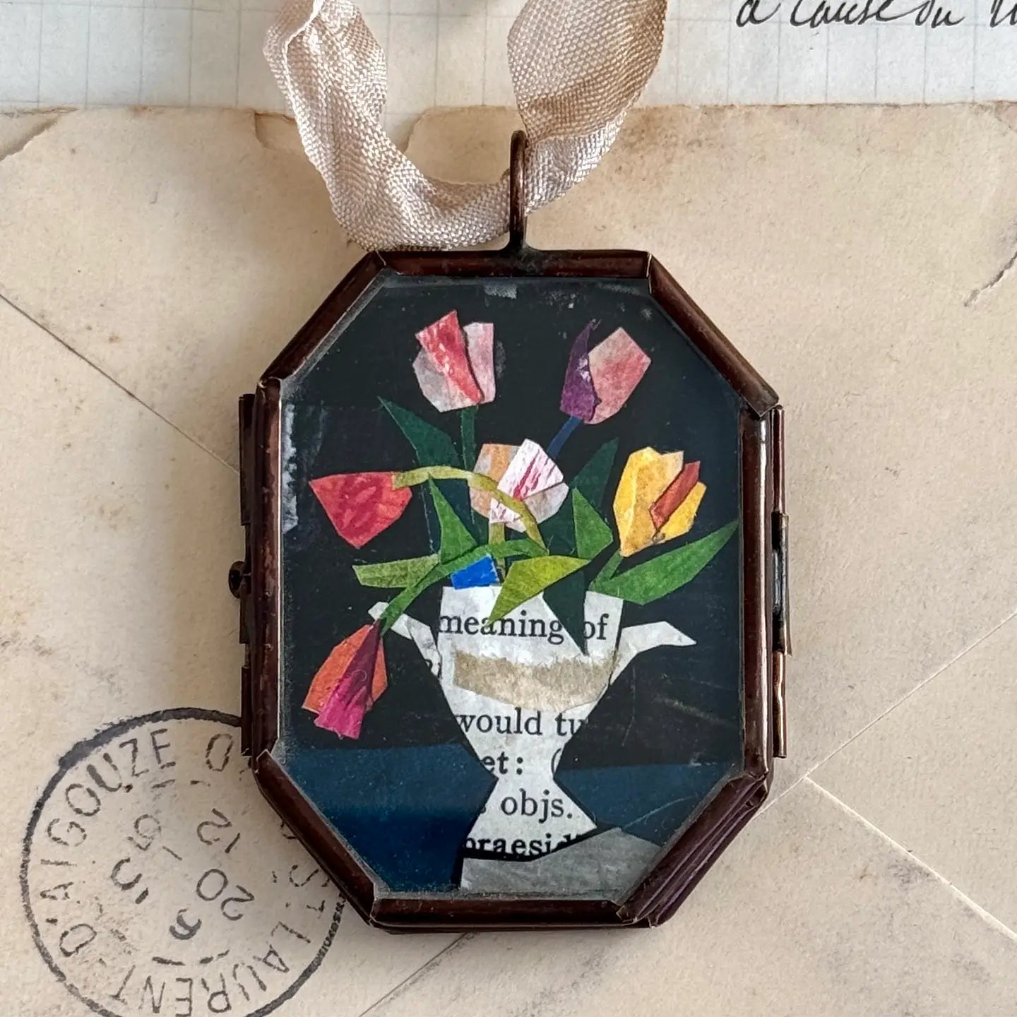 Hanging Locket - Tulips En Urn